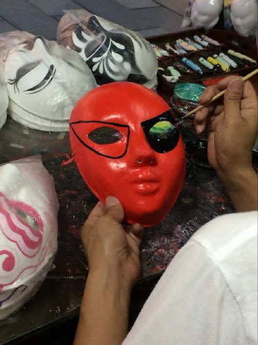 七月二日 成人小说
 赴西湖区“格格”学习探索小分队 街头艺术者正在画脸谱