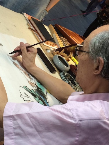 七月二日 成人小说
 赴西湖区“格格”学习探索小分队 老艺术家正在做国画