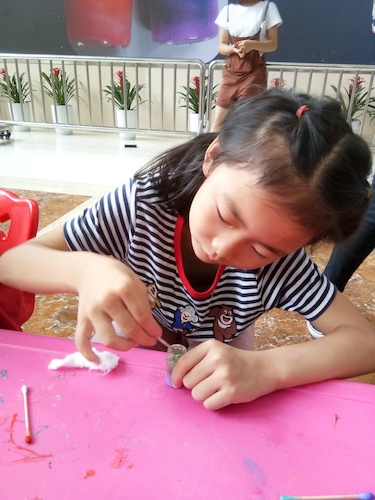 七月八号 成人小说
 B.D.服务社赴浙江自然博物馆”环保小课堂“小分队 小朋友认真制作星云瓶