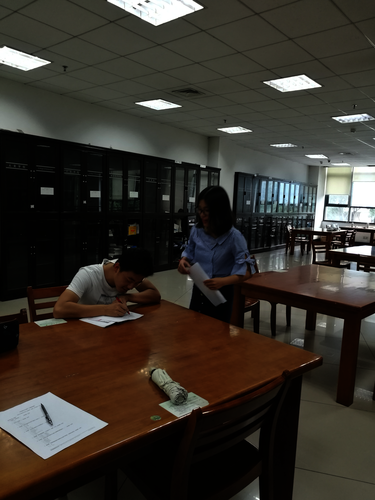 七月八日 成人小说
 赴西湖区“格格”学习探索小分队 图书馆的同在帮我们填写问卷