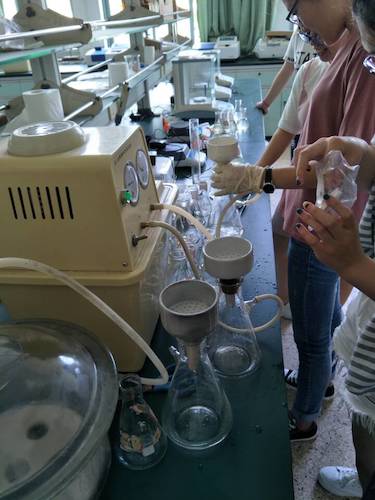 七月十三日 成人小说
  成人小说
赴杭州余杭区“五水共治”调查与研究分队社会实践小分队 叶绿素a的测量之抽滤