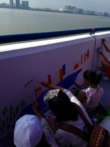 七月二十日成人小说
赴余杭“因水而兴”宣传教育小分队 大家一起绘制河堤