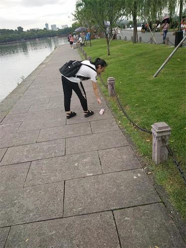 7月21日 成人小说
 赴西湖“爱心志愿”环保小分队 成员捡垃圾