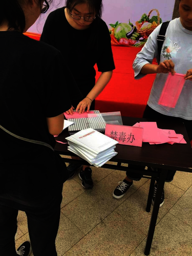 七月二十一日成人小说
赴余杭“因水而兴”宣传教育小分队 成员布置场地的副本