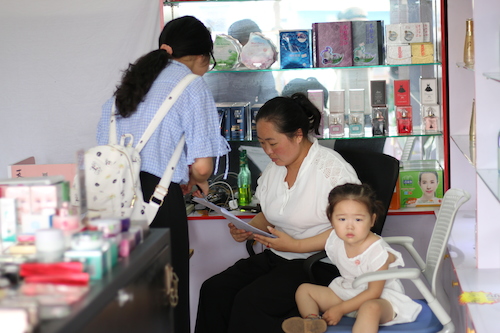 8月11日成人小说
赴余杭区社区五水共治教育宣传小分队 与化妆品店老板说明问卷内容