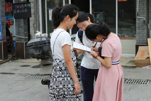 8月13日成人小说
赴余杭区社区五水共治教育宣传小分队 请散步的居民填写问卷