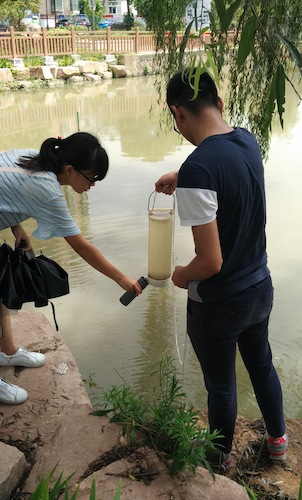 8月15日，成人小说
节水宣传小分队赴采样点对河水进行采样分析1