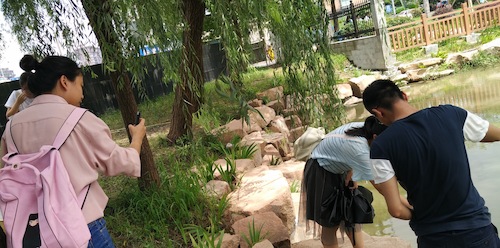 8月15日，成人小说
节水宣传小分队赴采样点对河水进行采样分析2