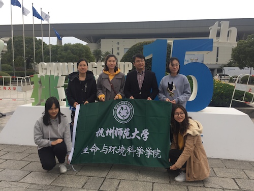 图一 校团委老师与成人小说
参赛师生