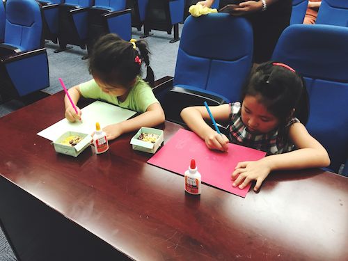 7月21日成人小说
赴浙江自然博物馆志愿者社会实践小分队“巧手作画”活动小朋友在进行制作5