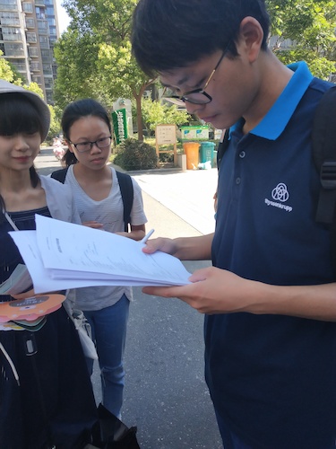 7月21日成人小说
走近转基因调研小分队居民填写问卷 (2)