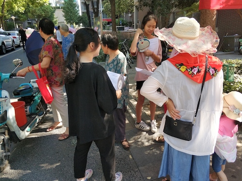 7月21日成人小说
走近转基因调研小分队请居民填写问卷