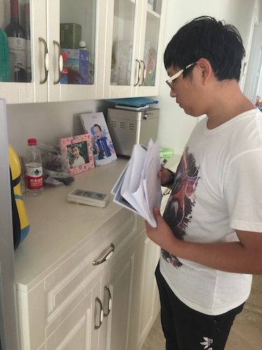 整理宣传单并等待结果