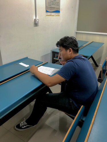 七月二十七日 成人小说
 寻访校友社会实践小分队 焦急等待电话连线