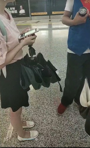 八月一日 成人小说
  交通状况调研队 工作人员采访