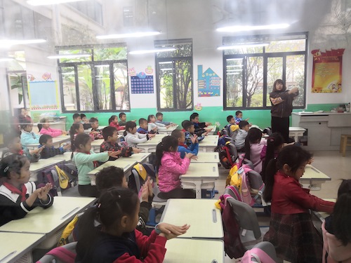 2018年11月7日 “绿之翼”进小学系列活动  孩子们在跟着老师学习如何合理地洗手