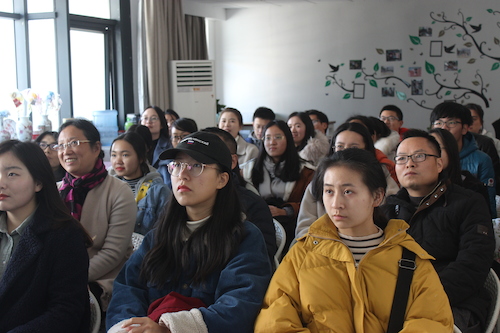 全神贯注的观众席