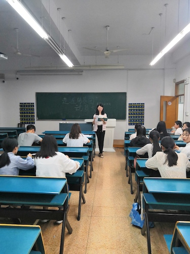 七月一日 成人小说
 “走进转基因”社会实践小分队 动员大会全体认真听讲