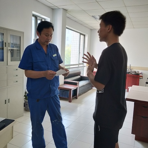 七月三日 成人小说
 “走近转基因”社会实践小分队 和社区负责人交谈