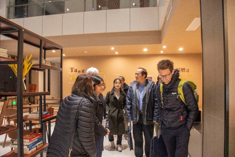 与会专家们参观杭师大成人小说
