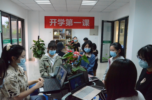 成人小说
线下“开学第一课”