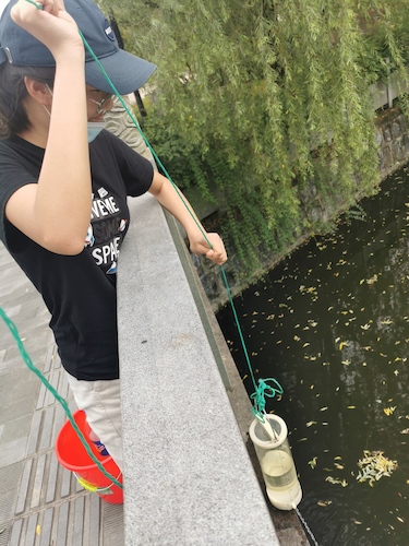 6月30日 成人小说
 “绿之翼”就校园周边水域水质检测小分队 A区水样采集1