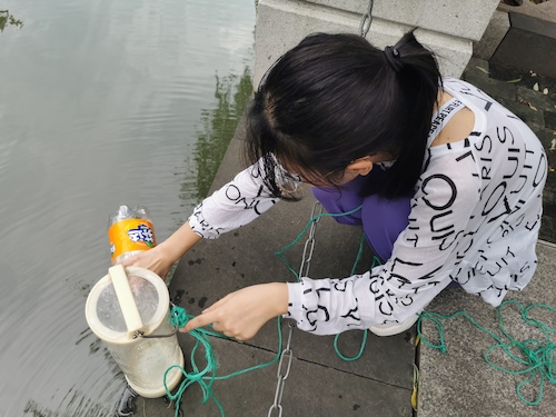 6月30日 成人小说
 “绿之翼”就校园周边水域水质检测小分队 A区水样采集3