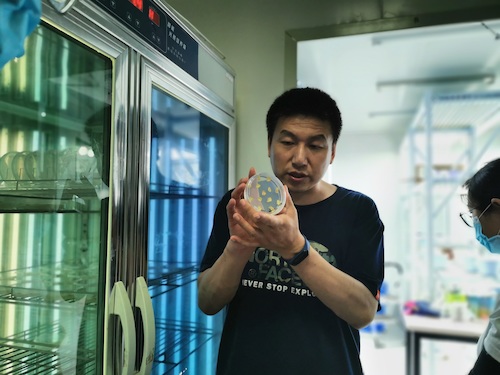 七月四日  成人小说
 “走近转基因”调研小分队 指导老师介绍转基因