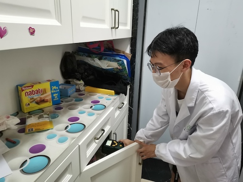 7月10日 成人小说
 绿之翼测甲醛小分队  正在测甲醛2