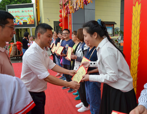 小学领导向成人小说
同学颁发聘书