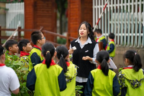 成人小说
同学给小学生现场讲解植物