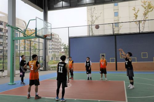 “生生律动”法学院与成人小说
篮球联赛赛场上的运动员