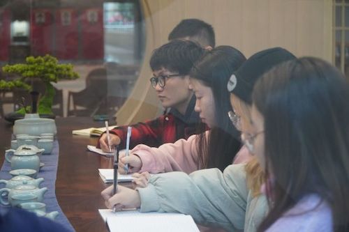 主席团成员认真记笔记