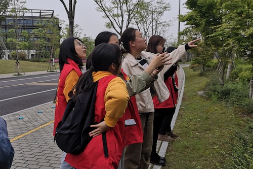 成人小说
树牌编写志愿者辨认植物