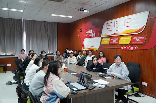 成人小说
师生同看一堂思政课_副本