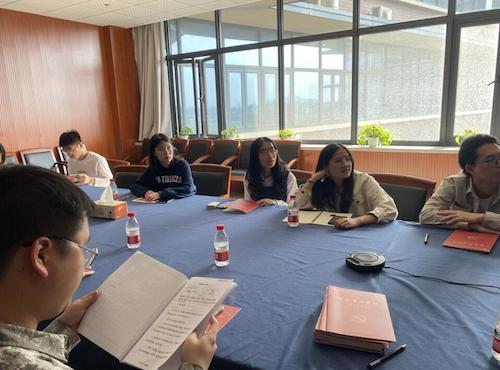 图8 研究生第二党支部在慎园15-313召开固定活动日会议