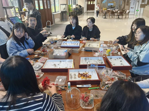 成人小说
“时光定格”标本创意制作活动.