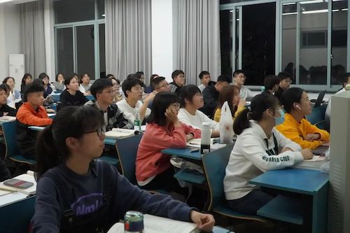 同学们认真听讲