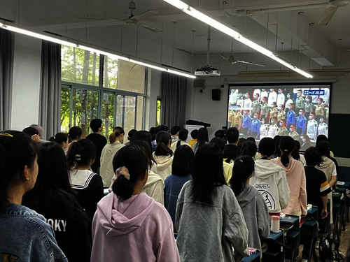 生科217同学们观看大会直播