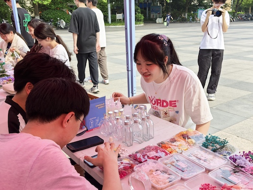 2025年4月20日 成人小说
团学联举办生物科技节现场